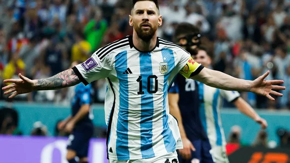 Ronaldinho sends a huge message to Messi