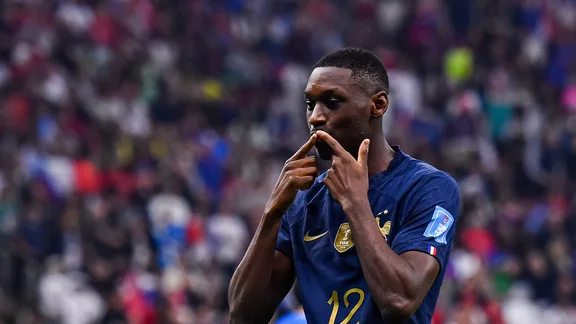 Revelation of the Blues and tracked by European leaders, he decides on his future