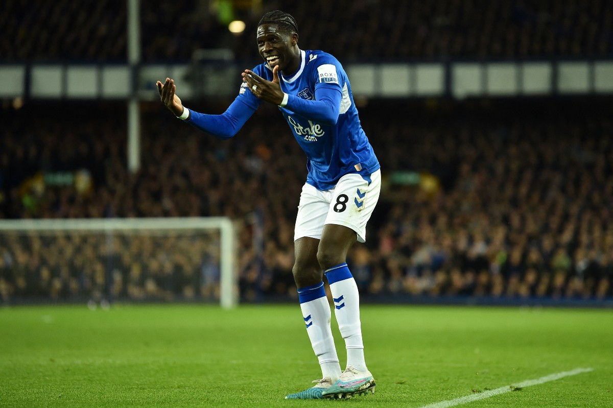 Arsenal & Chelsea both in regular contact with Premier League star’s reps as they battle for transfer